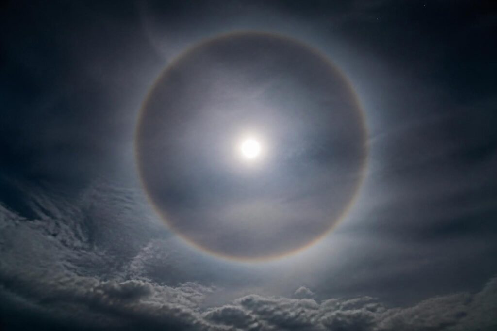 découvrez la définition du halo, ce phénomène lumineux captivant qui fascine par sa beauté et apaise notre regard.