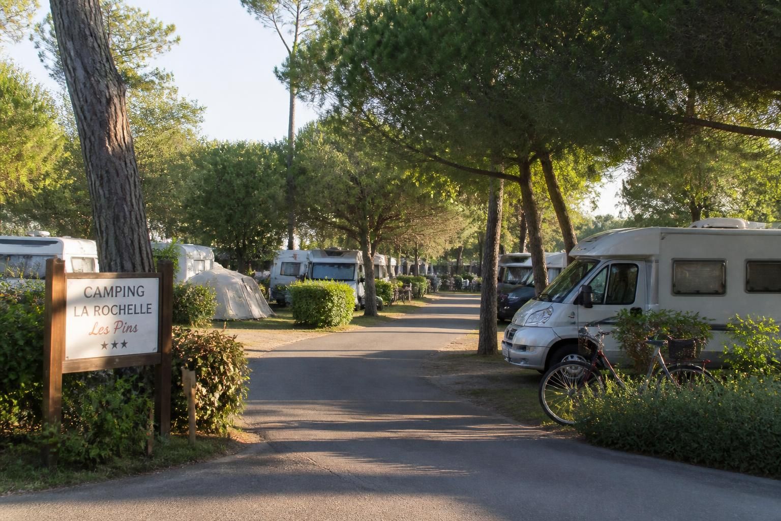 découvrez le camping du soleil à la rochelle, un véritable havre de nature offrant des vacances ressourçantes entre mer et verdure. profitez d'un cadre idyllique pour un séjour détente en famille ou entre amis.