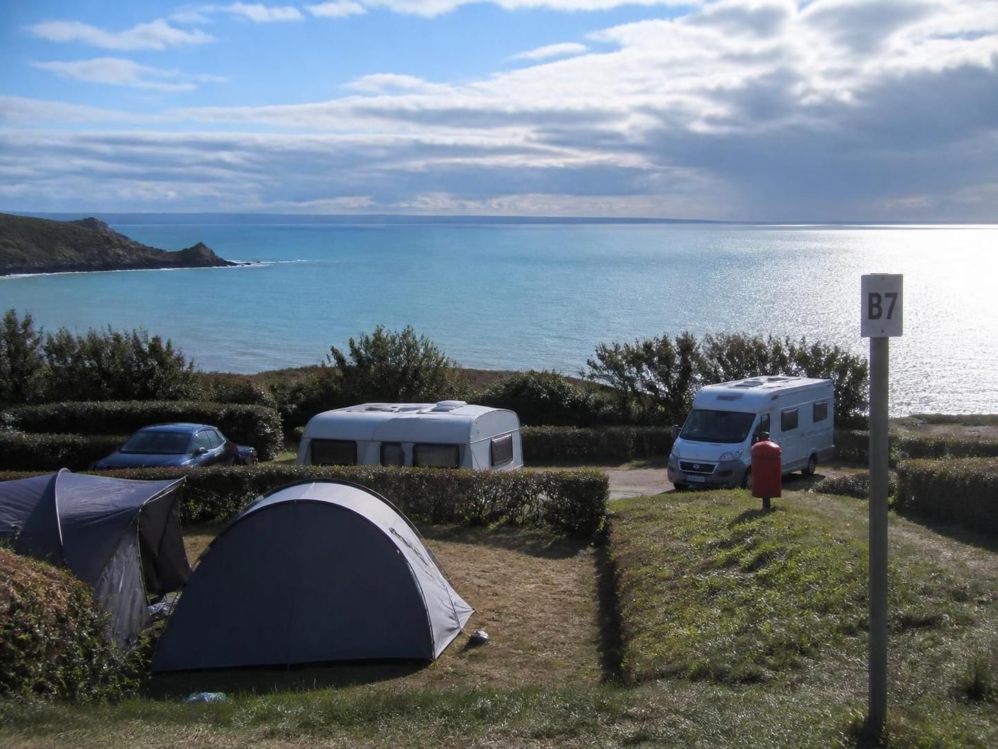 découvrez le camping municipal pointe du grouin, un havre de nature idyllique entre mer et falaises, idéal pour des vacances paisibles en harmonie avec la beauté du littoral.