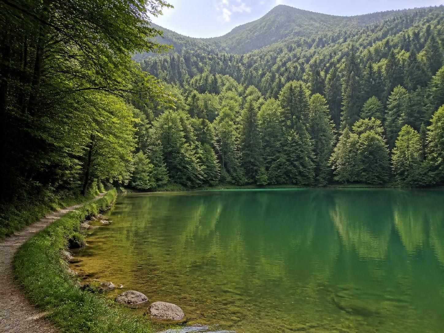découvrez l'étang de bethmale, un véritable havre de paix niché au cœur des pyrénées, idéal pour les amoureux de nature et de tranquillité. une destination incontournable à explorer absolument.